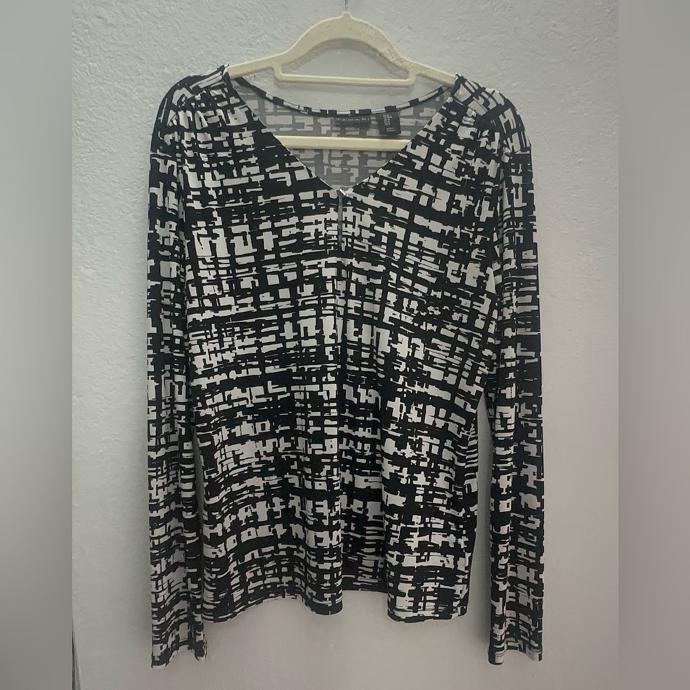 Tahari Black & White Abstract Grid V-Neck Long Sleeve Top